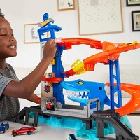 Ігровий набір Hot Wheels City Втеча від лютої акули (HDP06)