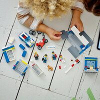 Конструктор LEGO City Переслідування на поліцейській дільниці (60370)