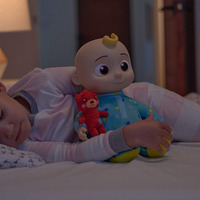 М'яка іграшка CoComelon Roto Plush Bedtime JJ Doll Джей Джей зі звуком (CMW0016)