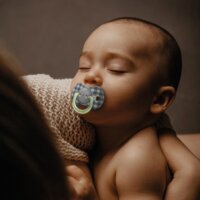 Ночная физиологическая пустышка Suavinex Лев, 0-6 месяцев, 2 шт. (308211)