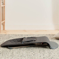 Шезлонг BabyBjorn Bliss Cotton Anthracite, рама Dark Grey + іграшка Google Eyes (7317686060215)