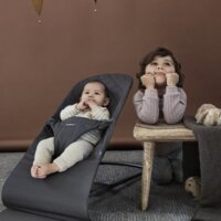 Шезлонг BabyBjorn Bliss Cotton Anthracite Petal Quilt, рама Dark Grey (7317680061263)