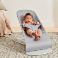 Шезлонг BabyBjorn Bliss Cotton Petal Quilt Light Grey, рама Light Grey + іграшка Googly Eyes Pastels (7317686060246)