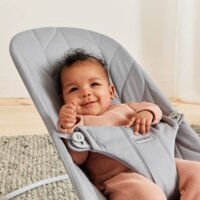 Шезлонг BabyBjorn Bliss Cotton Petal Quilt Light Grey, рама Light Grey + іграшка Googly Eyes Pastels (7317686060246)