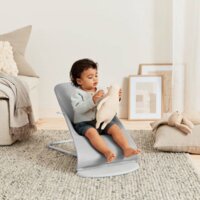 Шезлонг BabyBjorn Bliss Cotton Petal Quilt Light Grey, рама Light Grey + іграшка Googly Eyes Pastels (7317686060246)