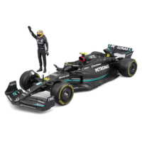 Автомодель с фигуркой Bburago Mercedes-AMG F1 W14 E Performance 1:24 (18-28037)