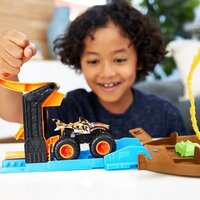Набір Hot Wheels Monster trucks Трюки у шині (GVK48)