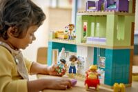Конструктор LEGO DUPLO Town Сучасний родинний будинок із фігурками (10470)