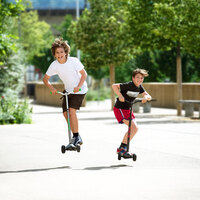 Самокат MICRO серії Maxi PRO Deluxe" - Чорний/червоний" (MMD087)